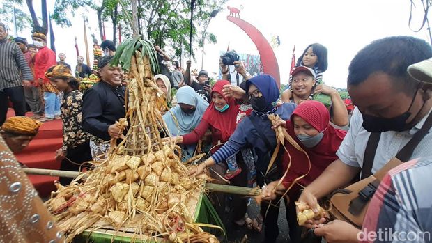 Prosesi tradisi Sesaji Rewanda di Goa Kreo, Semarang, Sabtu (21/5/2022).