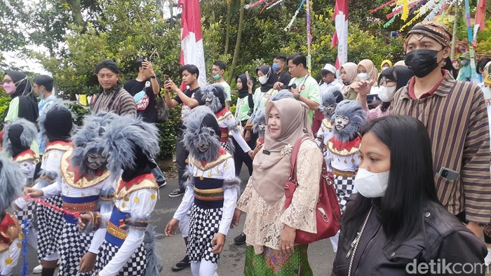 Prosesi tradisi Sesaji Rewanda di Goa Kreo, Semarang, Sabtu (21/5/2022).