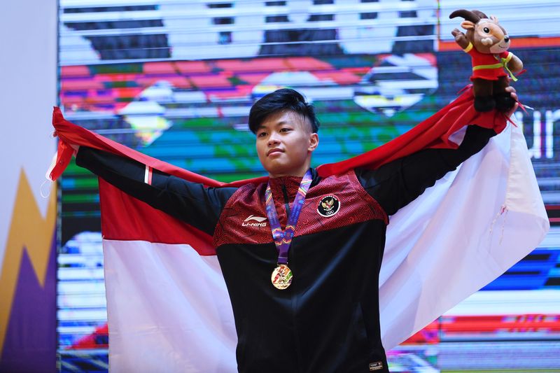 Lifter Indonesia Rahmat Erwin Abdullah melakukan angkatan 