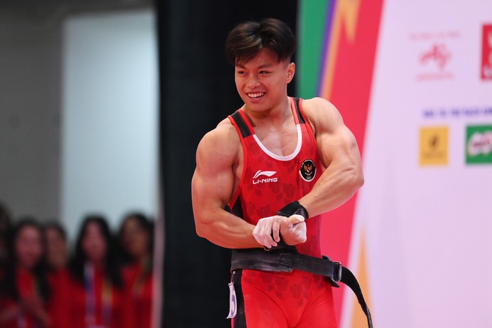 Lifter Indonesia Rahmat Erwin Abdullah melakukan angkatan 