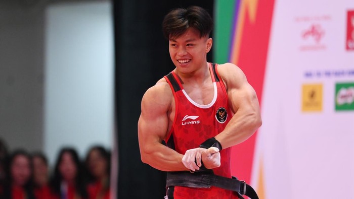 Rahmat Erwin Tak Terbendung, Raih Emas dan Pecahkan Rekor SEA Games Lifter Indonesia Rahmat Erwin Abdullah melakukan angkatan