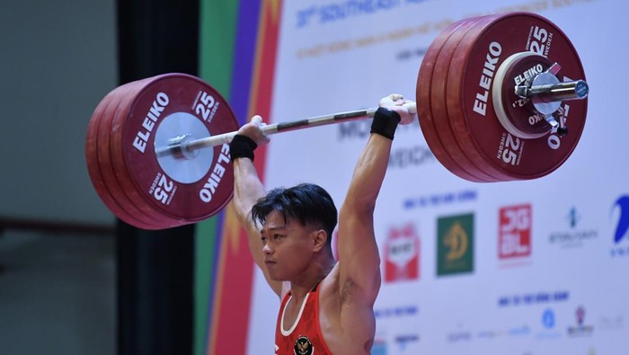 Rahmat Erwin Tak Terbendung, Raih Emas dan Pecahkan Rekor SEA Games Lifter Indonesia Rahmat Erwin Abdullah melakukan angkatan