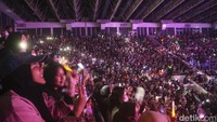 Dari lirik pertama, Reveluv sudah langsung meneriakkan fanchant yang mereka hapal di luar kepala. Irene membuat penonton histeris di bagian pembuka lagu tersebut. Memasuki bagian chorus, seolah tidak satu pun dari Reveluv yang tidak menyanyikan lagu terbaru Red Velvet tersebut.