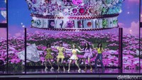 Lagi-lagi, meski dengan beat yang cukup menghentak dan cepat, Reveluv tidak absen dalam menyanyikan lagu Queendom bersama-sama dengan sang idola.