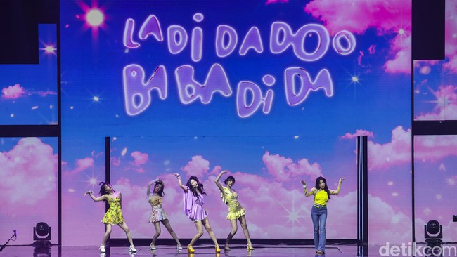 Penggemar telah mengelu-elukan penampilan Red Velvet sebab Irene cs terakhir kali datang ke Indonesia pada 2019. Reveluv pun dibuat puas setelah Red Velvet menampilkan lagu-lagu hits mereka dimulai dari Feel My Rhythm dan Queendom. Ada pula Hello Sunset yang didedikasikan untuk penggemar, dan ditutup dengan Red Flavor. Foto: Rifkianto Nugroho