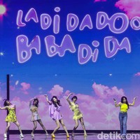 Penggemar telah mengelu-elukan penampilan Red Velvet sebab Irene cs terakhir kali datang ke Indonesia pada 2019. Reveluv pun dibuat puas setelah Red Velvet menampilkan lagu-lagu hits mereka dimulai dari Feel My Rhythm dan Queendom. Ada pula Hello Sunset yang didedikasikan untuk penggemar, dan ditutup dengan Red Flavor. Foto: Rifkianto Nugroho