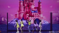 Lagu pertama dan lagu kedua yang dibawakan oleh Red Velvet ini menghadirkan nuansa ceria khas image Red dari grup SM Entertainment tersebut.