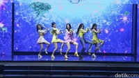 Red Velvet membuka penampilan mereka dengan Feel My Rhythm dan Queendom.