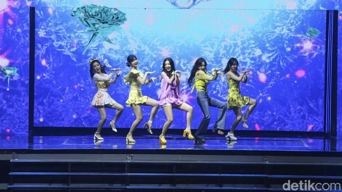 Red Velvet Tampil Memukau di Panggung Allo Bank Festival 2022 Red Velvet membuka penampilannya dengan lagu Feel My Rhythm. Di momen ini, Irene, Seulgi, Wendy, Joy, dan Yeri tampil dalam busana warna-warni bernuansa kuning hingga ungu, Sabtu, 21/5/2022.