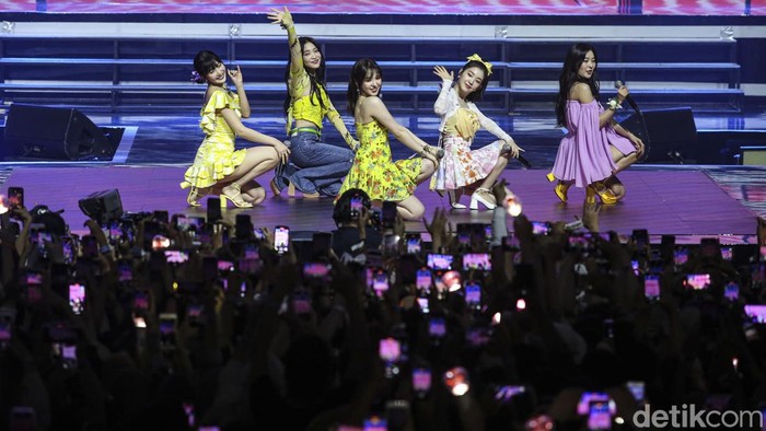 Red Velvet Tampil Memukau di Panggung Allo Bank Festival 2022 Red Velvet membuka penampilannya dengan lagu Feel My Rhythm. Di momen ini, Irene, Seulgi, Wendy, Joy, dan Yeri tampil dalam busana warna-warni bernuansa kuning hingga ungu, Sabtu, 21/5/2022.
