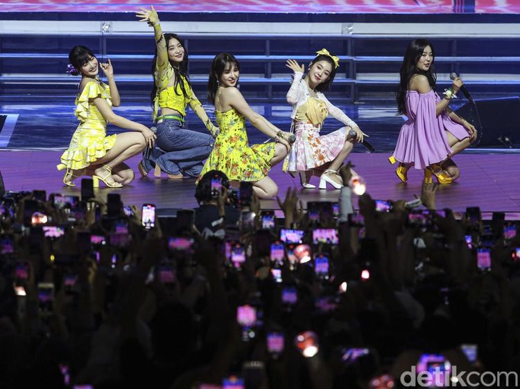 8 Gaya Red Velvet Tampil di Allo Bank Festival, Bikin Reveluv Histeris