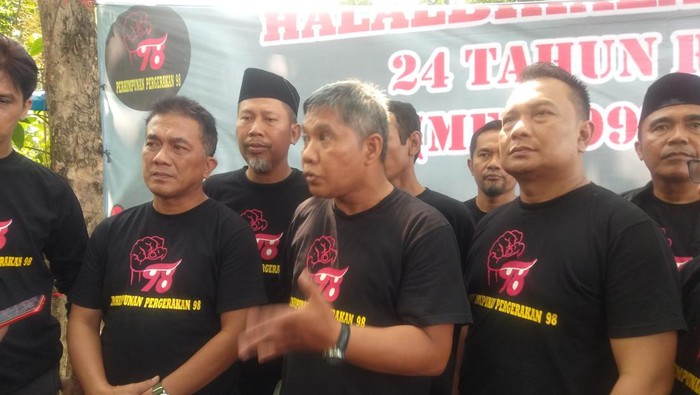 Majelis Nasional Perhimpunan Pergerakan 98 menagih janji Presiden Joko Widodo tuntaskan penembakan mahasiswa tahun 1998. Foto: Nizar Aldi/detikSumut