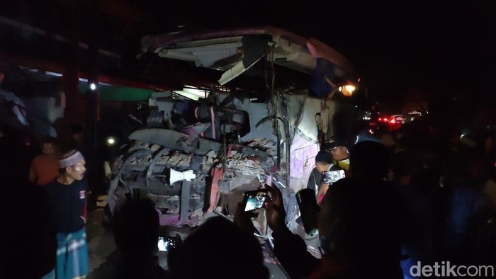 Rombongan Bus Pariwisata Kecelakaan di Tanjakan Balas Ciamis, Tabrak 3 Rumah 1 Warung)