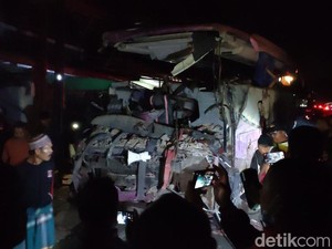 Bus Rombongan Peziarah Tabrak 3 Rumah di Ciamis, 4 Orang Tewas