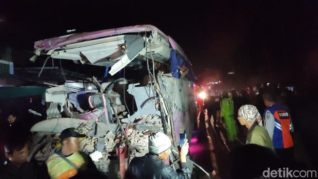 Rombongan Bus Pariwisata Kecelakaan di Tanjakan Balas Ciamis, Tabrak 3 Rumah 1 Warung)