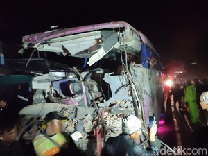 Bus Rombongan Peziarah Tabrak 3 Rumah di Ciamis