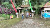 Di sini, terdapat petilasan Prabu Tawang Alun, Raja Blambangan. Selain itu, ada pula tiga mata air atau biasa disebut sendang.