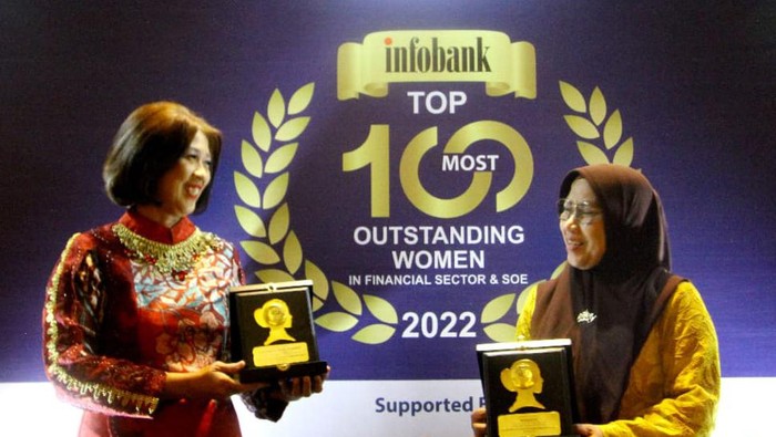 Saatnya Dedikasi Wanita Dihargai Direktur Assets Management PT Bank Tabungan Negara (Persero) Tbk Elisabeth Novie Riswanti berbincang dengan Wakil Ketua Dewan Komisioner Otoritas Jasa Keuangan (OJK) Nurhaida usai menerima penghargaan Top 100 Most Outstanding Woman 2022 di Solo, Jawa Tengah. Novie sebagai satu-satunya Direktur wanita di BTN dinilai sebagai sosok perempuan Indonesia yang berpengalaman dan berdedikasi tinggi bagi industri perbankan nasional dan menginspirasi banyak kaum wanita untuk dapat menjadi pemimpin yang sukses dalam karir dan kehidupan.