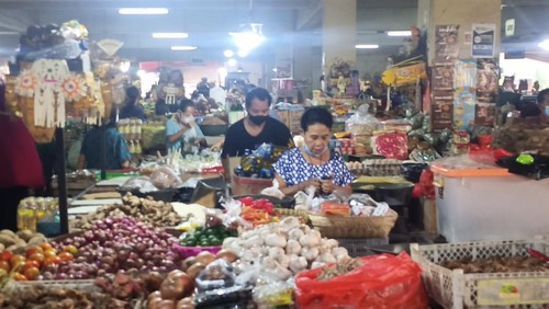 salah seorang pedagang yang ada di pasar Amlapura Timur