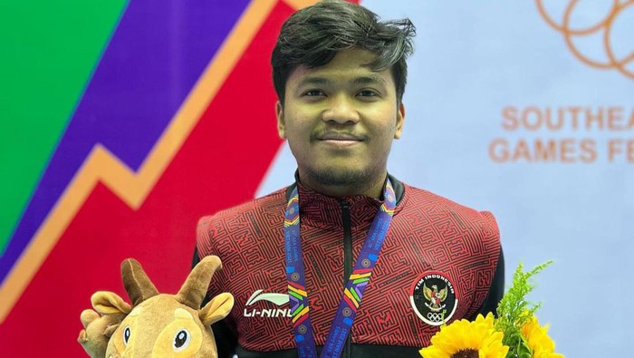 Sauqi  Saud Lubis saat menunjukkan medai yang diraihnya.