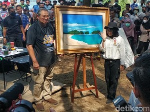 Bahagianya Siswi SD di Pacitan Dapat Kejutan Lukisan Karya SBY