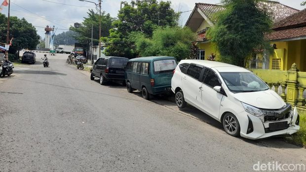 Sejumlah mobil rusak kerap didapati sedang terpakir di pinggiran Jalan Cut Nyak Dien, Kabupaten Sumedang.