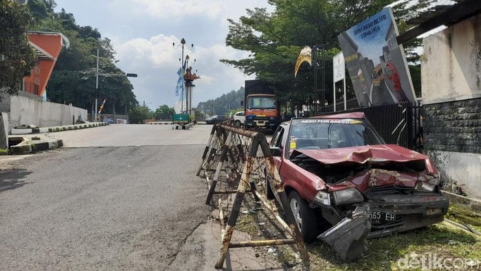 Sejumlah mobil rusak kerap didapati sedang terpakir di pinggiran Jalan Cut Nyak Dien, Kabupaten Sumedang.