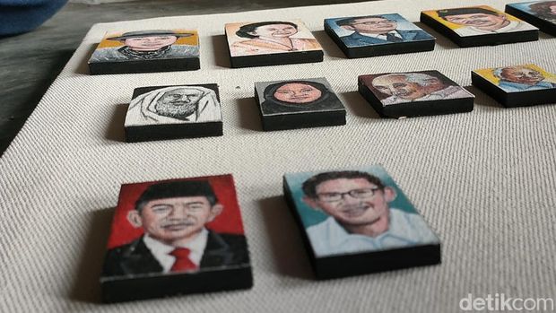 Seniman Garut membuat karya lukisan mini dengan menggunakan pisau.