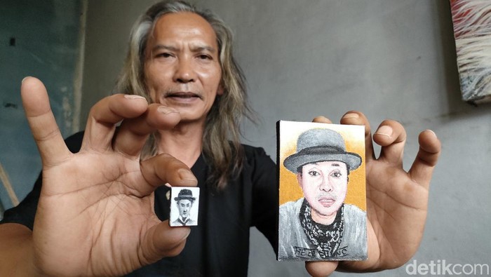Seniman Garut membuat karya lukisan mini dengan menggunakan pisau.