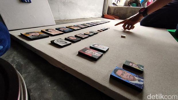 Seniman Garut membuat karya lukisan mini dengan menggunakan pisau.