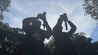 Sejumlah peserta tengah melakukan pengamatan keanekaragaman hayati di Taman Suropati, Jakarta.