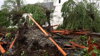 Puing-puing berserakan di depan Gereja Katolik St. Clemens yang menaranya hancur, di Hellinghausen dekat Lippstadt, Jerman. (Friso Gentsch/dpa via AP)