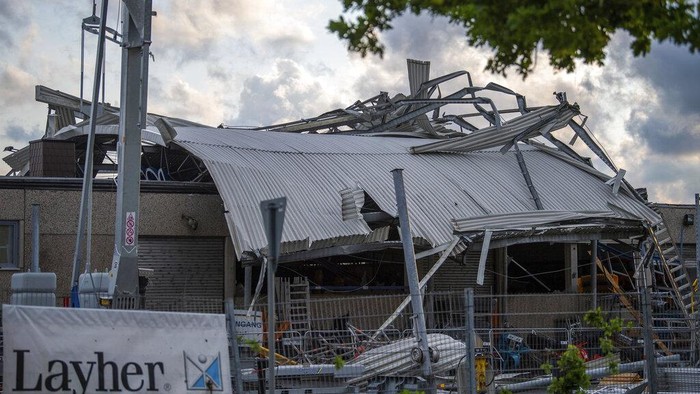 Sisa-sisa Kerusakan Usai Badai Melanda Kota di Jerman Barat A damaged car is seen after a storm in Paderborn, Germany, Friday, May 20, 2022. (Lino Mirgeler/dpa via AP)