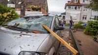 Sebuah mobil rusak terlihat setelah badai di Paderborn, Jerman. (Lino Mirgeler/dpa via AP)