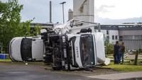 Dua truk terbalik setelah badai di Paderborn, Jerman. Tornado menyapu kota Paderborn di Jerman barat pada hari Jumat, melukai sedikitnya 30 orang karena menerbangkan atap, menumbangkan pohon dan membuat puing-puing beterbangan bermil-mil, kata pihak berwenang. (Lino Mirgeler/dpa via AP)