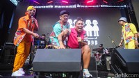 Aksi panggung Project Pop kali menandai momen comeback bagi Yosi, Udjo, Tika, Gugum, Odie dan Oon setelah lama tak meramaikan festival musik sejak pandemi bergulir.