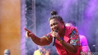 Lagu Bukan Superstar dan Ingat Hari Ini menjadi penutup penampilan jenaka pelepas rindu, baik bagi penonton, maupun bagi Project Pop.