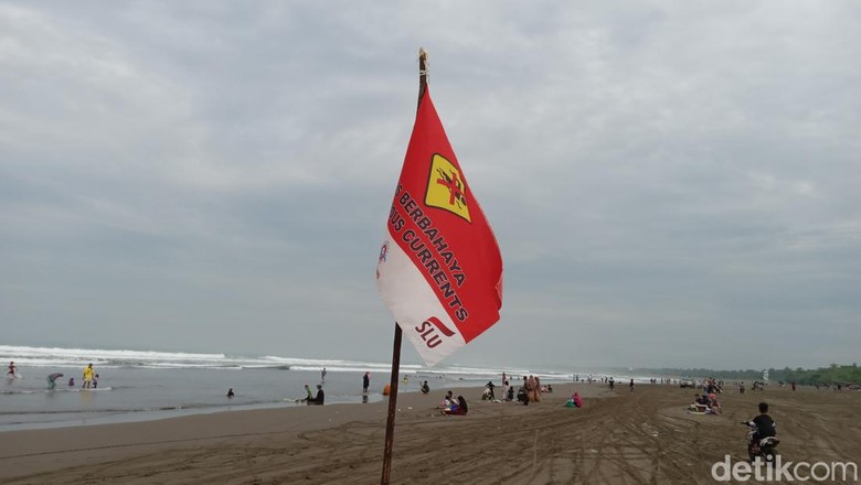 Suasana wisatawan yang berenang di zona merah Suasana wisatawan yang berenang di zona merah