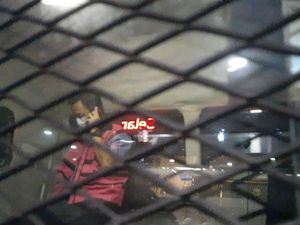 Terungkap Alasan Tersangka Korupsi Baja Teleponan di Mobil Tahanan
