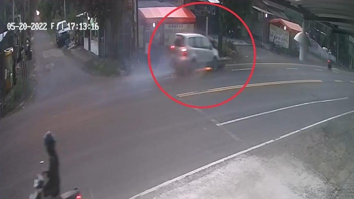 Tangkapan layar detik-detik kecelakaan lalu lintas di simpang tiga Ksatrian, Kulon Progo, DIY, yang viral di medsos.