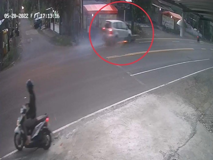 Tangkapan layar detik-detik kecelakaan lalu lintas di simpang tiga Ksatrian, Kulon Progo, DIY, yang viral di medsos.