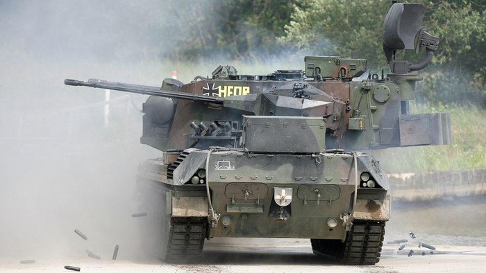 The Gepard antiaircraft tank of the German armed forces Bundeswehr fires during a demonstration at the exercise area of Munster about 80 km south east of Hamburg June 20, 2007. REUTERS/Christian Charisius