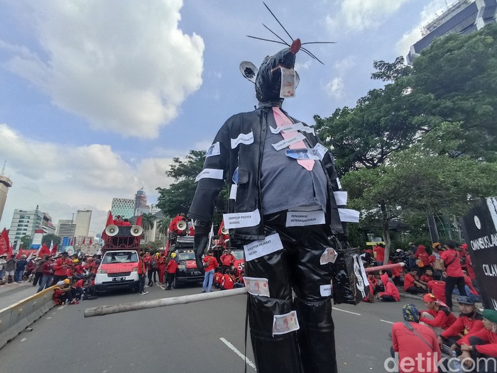 Tikus raksasa berdasi dibawa demonstran di Patung Kuda Arjuna Wijaya, Jakarta, 21 Mei 2022. (Wildan Noviansah/detikcom)