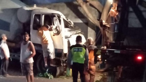 Truk Molen kecelakaan di wilayah Kelurahan Jimbaran, Kecamatan Kuta Selatan, Kabupaten Badung.