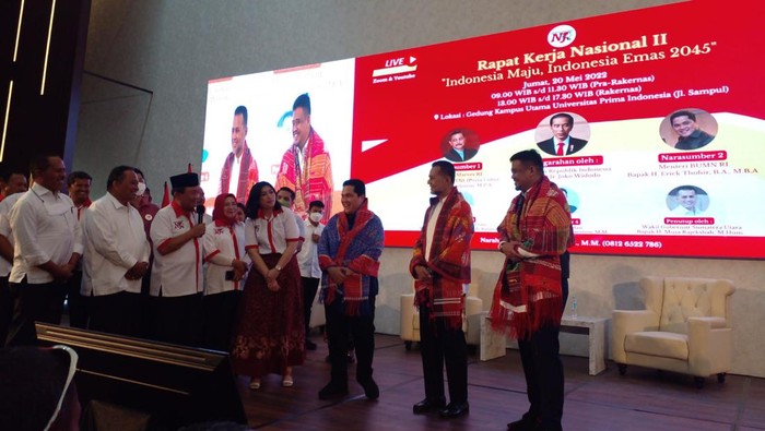 RE Nainggola bersama sejumlah tokoh masyarakat Sumut memberikan ulos kepada Menteri BUMN RI Erick Thohir di Medan.