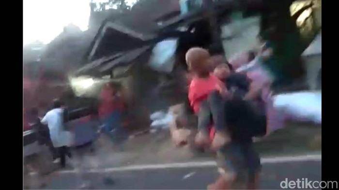 Warga Ciamis gotong royong selamatkan korban laka maut bus peziarah tabrak rumah