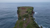 Destinasi wisata Karang Bolong menyuguhkan pemandangan tebing dan pantai selatan Jawa Timur.