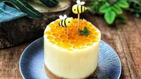 Puding atau cheesecake? Kamu bisa membuat keduanya dengan resep puding cheesecake madu ini. Tampilannya persis cheesecake biasa, namun ditambah siraman madu dan adonan puding. Resepnya ada di sini. Foto: Rudy Cahyadi
