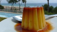 Prancis terkenal akan sajian puding custard-nya. Nama lainnya puding karamel dengan bahan-bahan telur, susu, dan gula pasir. Puding seperti buatan restoran ini bisa kamu bikin sendiri di rumah dengan resep ini. Foto: Adellia