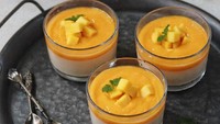 Pencinta puding buah bisa puaskan selera dengan resep ini. Puding sutra mangga dibuat dengan mangga gedong segar plus paduan jelly bubuk rasa mangga dan susu. Resep puding sutra mangga ada di sini. Foto: Hestri Susilowati